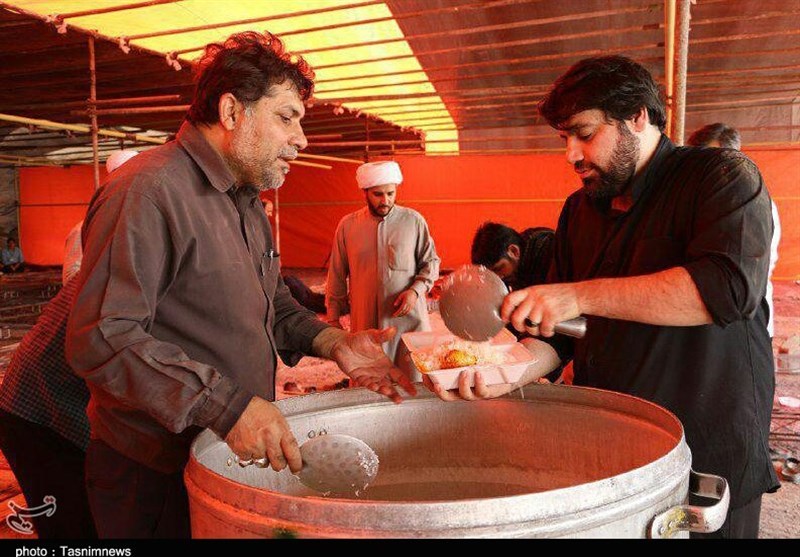 استقبال پرسنل اداره اوقاف خوزستان از زائران حسینی در موکب اباعبدالله حسین(ع) به روایت تصویر