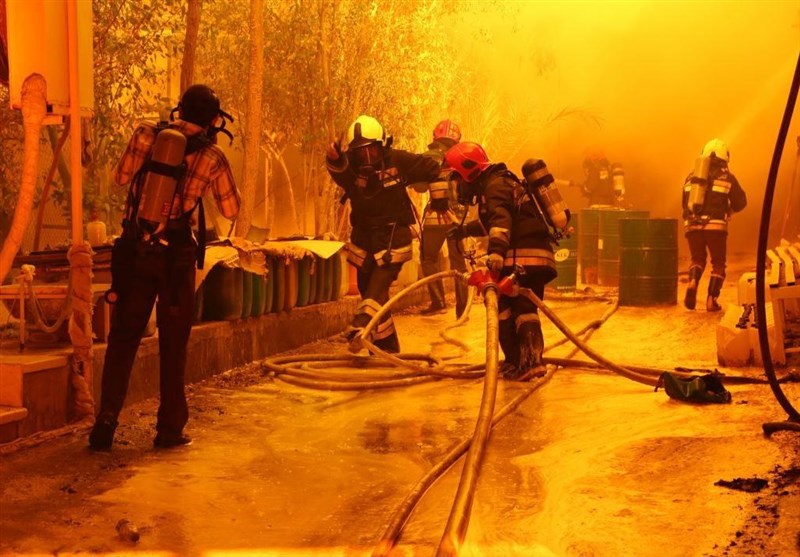 جزئیات حریق گسترده کارگاه 4000 مترمربعی مواد شیمیایی و اسیدی در اصفهان/ 9 آتش‌نشان مصدوم شدند