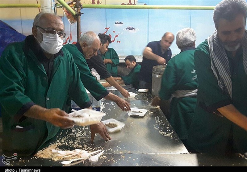 خدمت‌رسانی به زائران اربعین حسینی توسط موکبان یزدی مستقر در کربلا به روایت تصویر