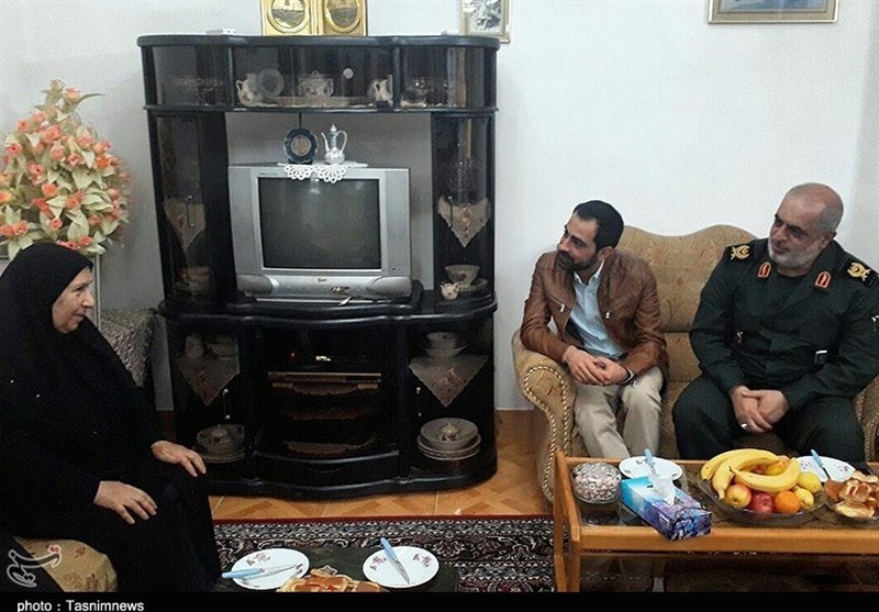 دیدار فرمانده سپاه گیلان با مادر &quot;شهید حسین نجفی&quot; در رشت+ تصاویر
