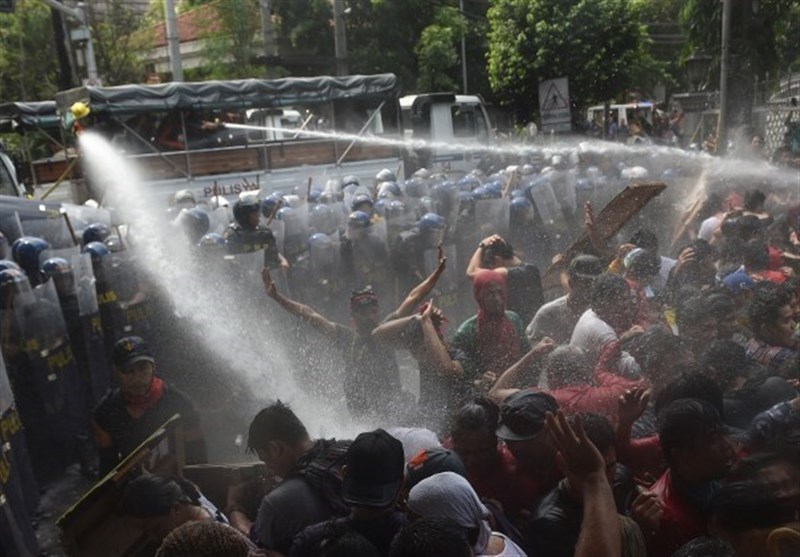 Water Cannon Repel Anti-Trump Protesters