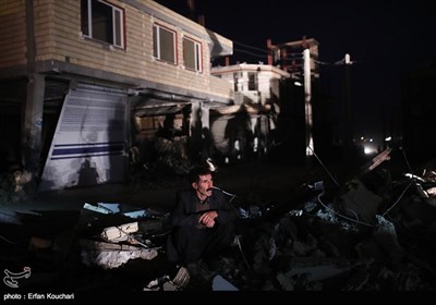 Traumatized People Look for Aid in Quake-Hit Areas in Western Iran