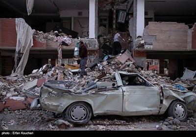 Traumatized People Look for Aid in Quake-Hit Areas in Western Iran
