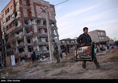 Traumatized People Look for Aid in Quake-Hit Areas in Western Iran