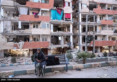 Traumatized People Look for Aid in Quake-Hit Areas in Western Iran