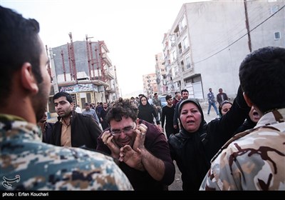 Traumatized People Look for Aid in Quake-Hit Areas in Western Iran