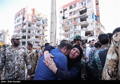 Traumatized People Look for Aid in Quake-Hit Areas in Western Iran