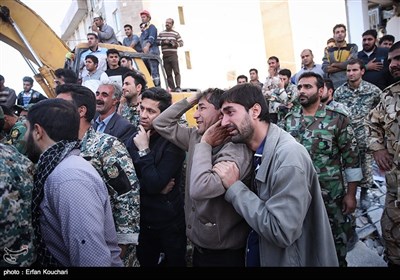 Traumatized People Look for Aid in Quake-Hit Areas in Western Iran