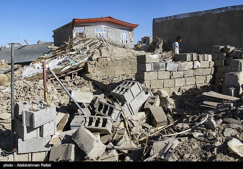 کمک‌رسانی نیروهای سپاه و بسیج به مصدومین زلزله در اسلام آبادغرب