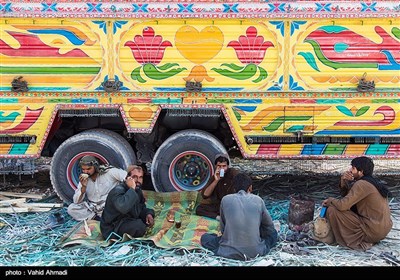 استراحت رانندگان پاکستانی در بازارچه مرزی میرجاوه