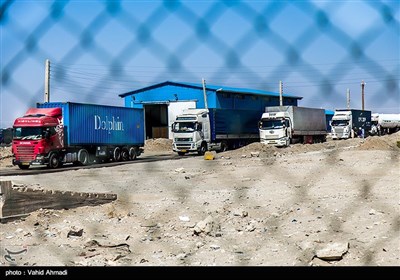 تریلی های ایرانی در صف انتظار برای عبور از گمرک