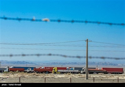 تریلی های ایرانی در صف انتظار برای عبور از گمرک