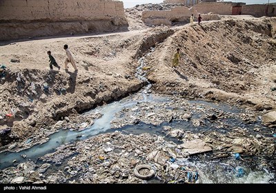 بازی در میان زباله‌ها و فاضلاب شهری رهاسازی شده تفریح کودکان سیک سوزی است