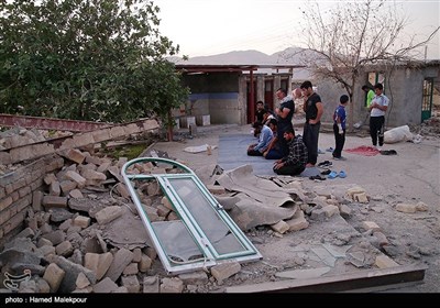 تواصل عملیة الإغاثة لمتضرری الزلزال فی قرى کرمانشاه