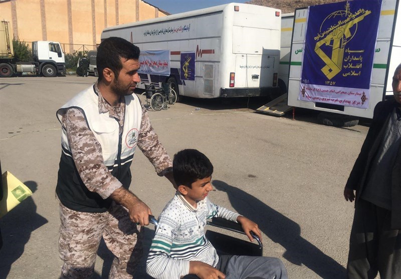 سپاه استان بوشهر در خدمات‌رسانی به آسیب‌دیدگان مناطق زلزله‌زده مشارکت دارد