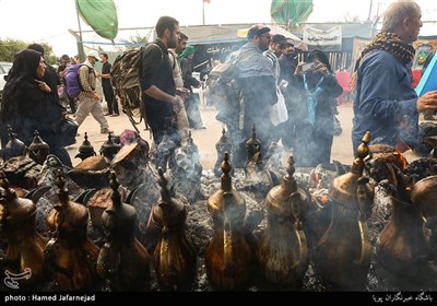 پیاده روی زائران اربعین حسینی از نجف به کربلا