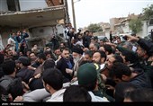 زلزله کرمانشاه | عکس دیدنی از حضور خودمانی رهبر انقلاب در میان زلزله‌زدگان