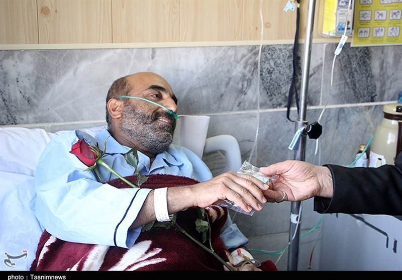 عیادت خادمان آستان قدس رضوی از بیماران در یزد به روایت تصویر