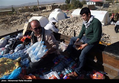 توزیع کمک های مردمی در میان زلزله زدگان