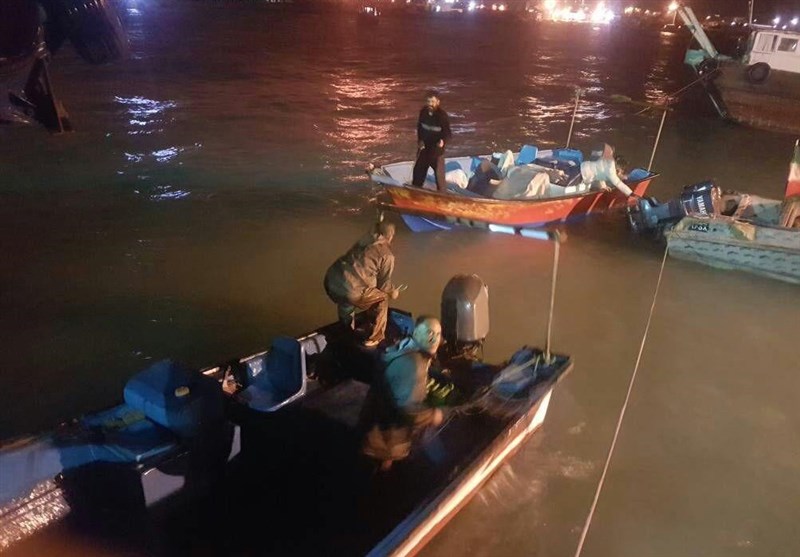 صیادان گرفتار در امواج خلیج فارس از خطرغرق شدن نجات یافتند