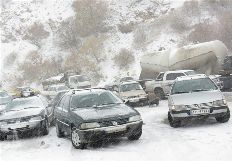 امدادرسانی به 120 خودروی گرفتار در برف و کولاک محورهای شهرستان بانه
