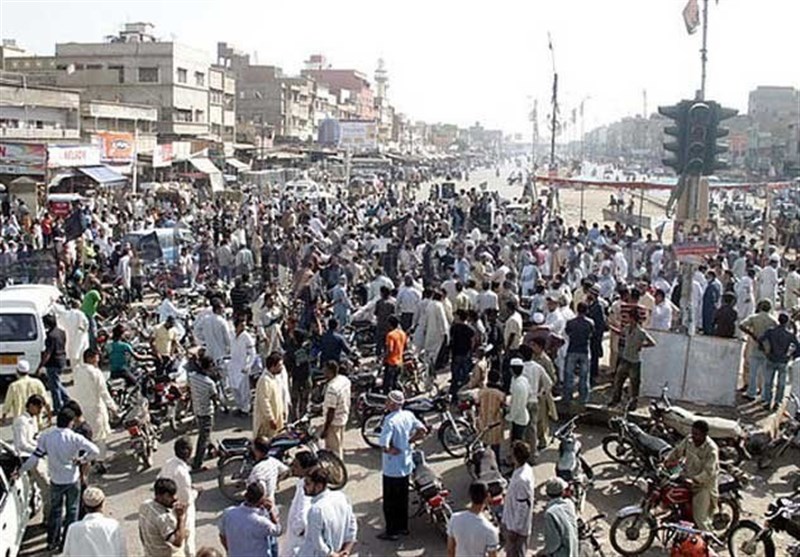 کراچی میں مظاہرین کومنتشر کرنے کیلیے پولیس کی ہوائی فائرنگ