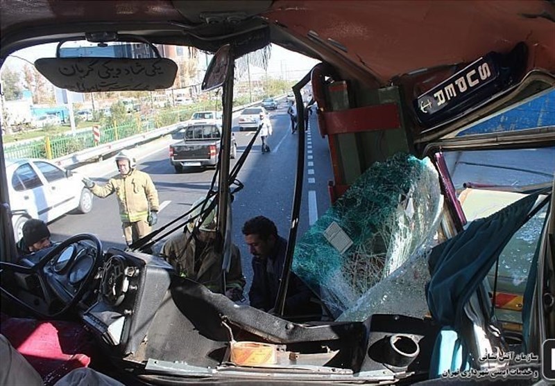 فارس|واژگونی کامیون حامل اتباع خارجی در استهبان یک کشته و 29 زخمی برجای گذاشت