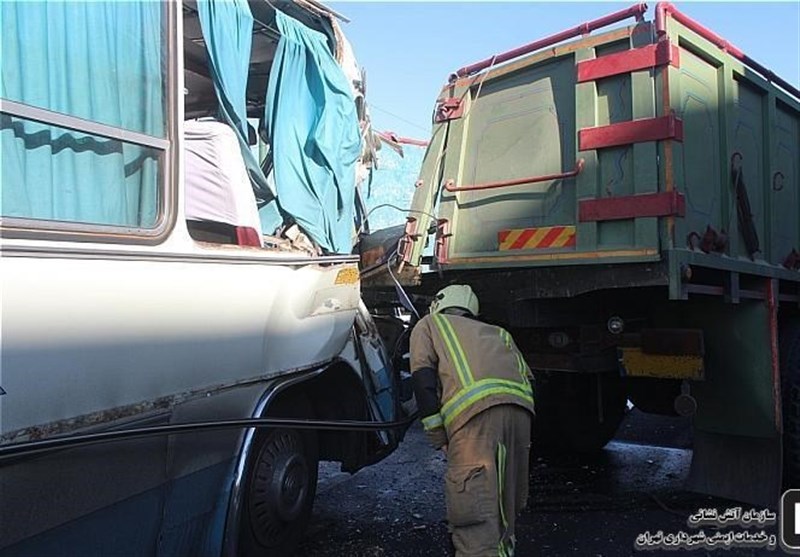 قزوین| تصادف خونین اتوبوس و کامیونت در قزوین؛ 20 نفر مصدوم شدند