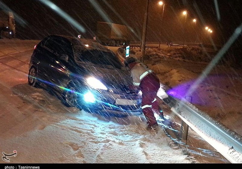 رها سازی 50 خودرو گرفتار در برف و کولاک محورهای سمنان