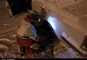 عملیات امدادرسانی به مسافران گرفتار در برف محورهای برفی استان سمنان به روایت تصویر