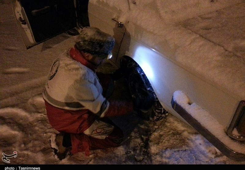 عملیات امدادرسانی به مسافران گرفتار در برف محورهای برفی استان سمنان به روایت تصویر