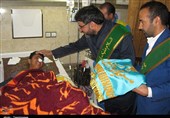 خادمان مسجد مقدس جمکران از بیماران بیمارستان افضلی‌پور کرمان عیادت کردند+تصاویر
