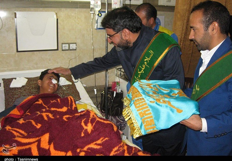 خادمان مسجد مقدس جمکران از بیماران بیمارستان افضلی‌پور کرمان عیادت کردند+تصاویر