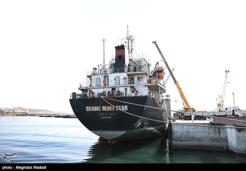 هدایت کشتی‌های با تناژ بالا برای پهلوگیری در اسکله بندر بوشهر