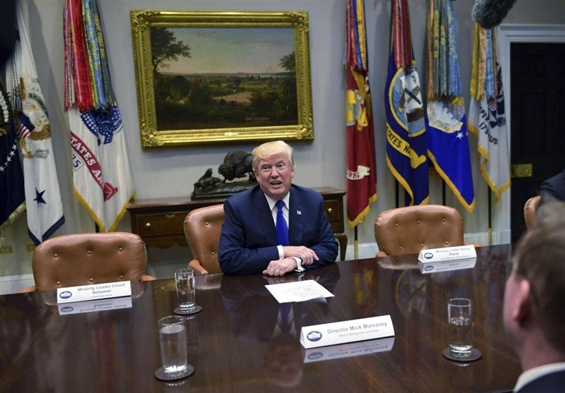 جلسه ترامپ در کنار صندلی‌های خالی در کاخ سفید