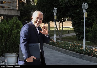 محمدجواد ظریف وزیر امور خارجه در حاشیه جلسه هیئت دولت