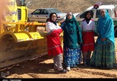 دستان پرصلابت شیر زنان دیار بام ایران راهگشای جاده‌های روستائیان شد + تصاویر