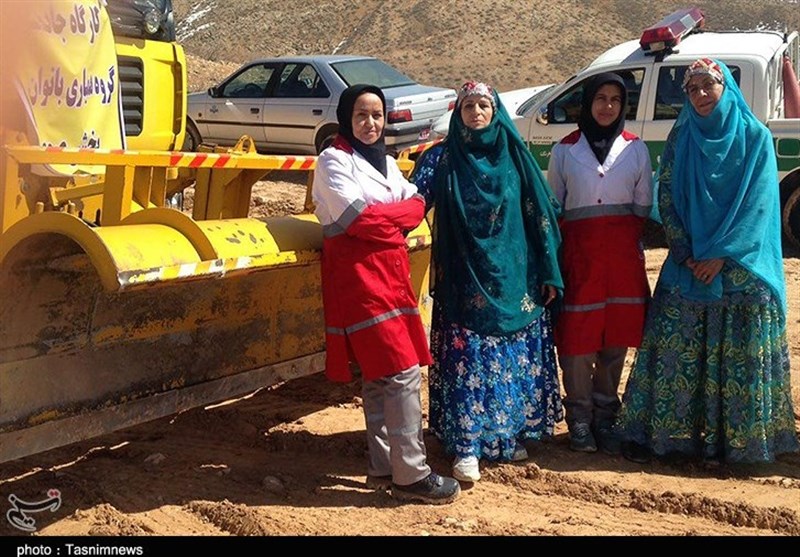 دستان پرصلابت شیر زنان دیار بام ایران راهگشای جاده‌های روستائیان شد + تصاویر