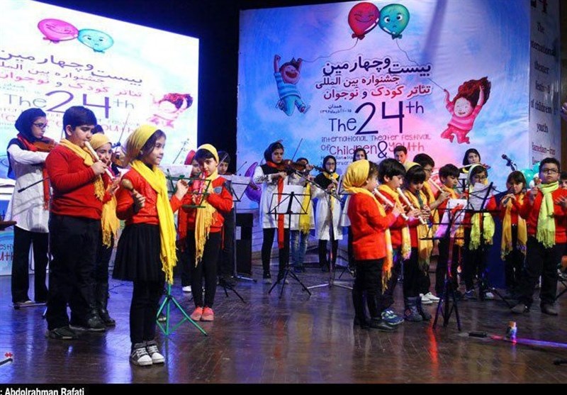 از هدیه کبوترهای صلح به مهمانان تا حضور 40 نفر از کودکان سرپل ذهاب در سالن‌ نمایش