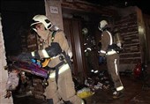 انبار موادغذایی در ساختمان مسکونی در گرداب آتش / نجات 2 نفر از میان دود + تصاویر