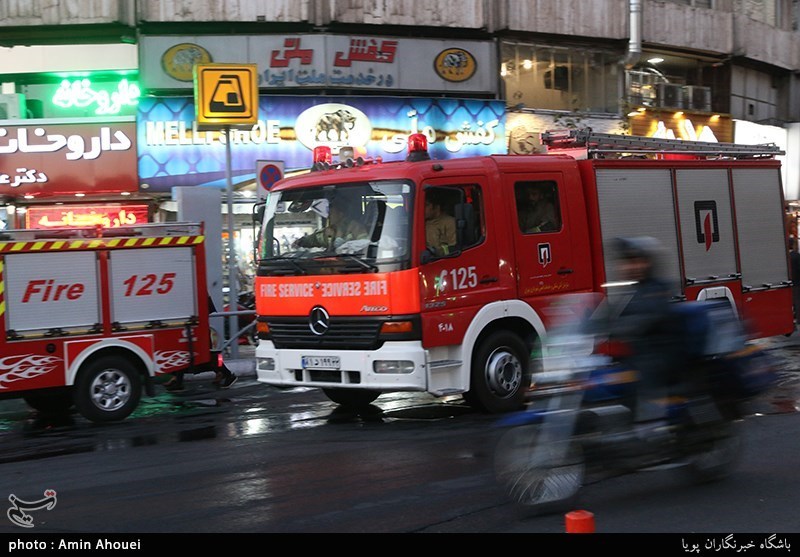 آتش‌سوزی در یک مرکز تجاری در سه راه امین‌‌حضور