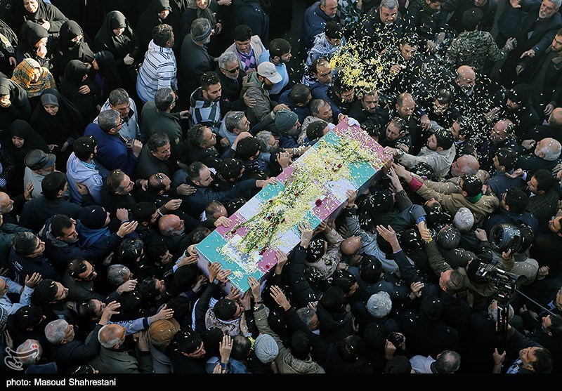 پیکر پدر شهید محمد‌رضا دهقان کریم‌آبادی تشییع شد