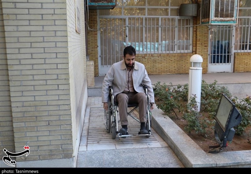 حضور خبرنگاران یزدی با ویلچر در خیابان‌های یزد به مناسبت هفته معلولان