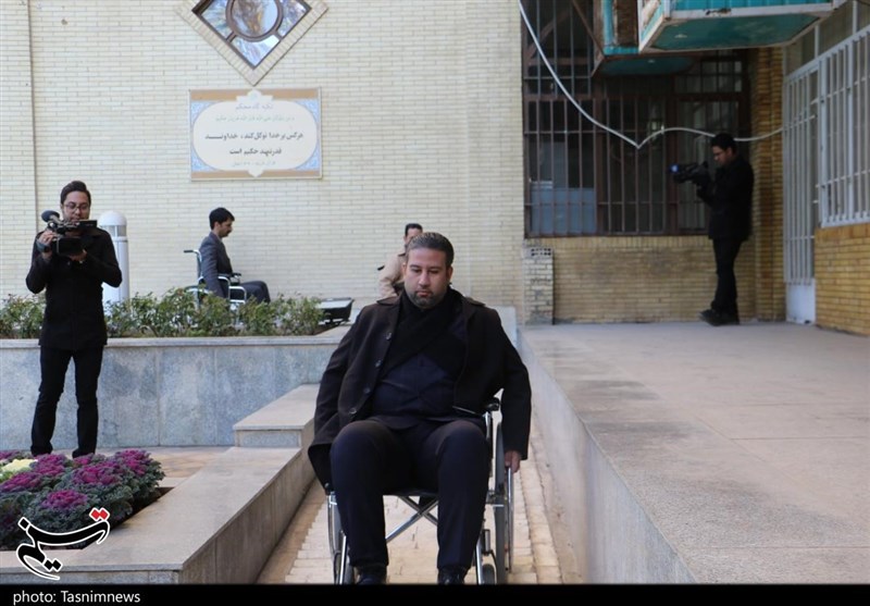حضور خبرنگاران یزدی با ویلچر در خیابان‌های یزد به مناسبت هفته معلولان