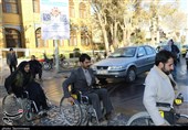 نشستن یک ساعته 5 خبرنگار یزدی بر روی ویلچر/ وجود هزاران مانع برای حضور یک معلول در خیابان‌های یزد