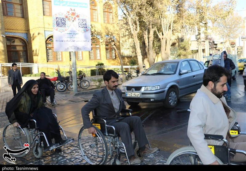 نشستن یک ساعته 5 خبرنگار یزدی بر روی ویلچر/ وجود هزاران مانع برای حضور یک معلول در خیابان‌های یزد