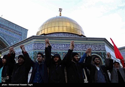 حلقه انسانی به دور نماد قدس در حرم مطهر رضوی در اعتراض به اقدامات اخیر اسرائیل و آمریکا علیه فلسطین
