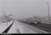 بارش برف در گردنه‌های استان قزوین/250 نیروی هلال احمر در جاده‌ها آماده‌باش هستند