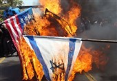 لبنان| معترضان پرچم آمریکا و اسرائیل را به آتش کشیدند