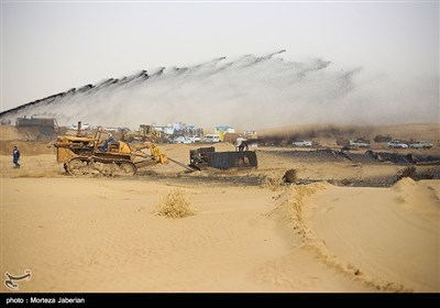 مالچ پاشی 10 هزار هکتار از شن زارهای خوزستان جهت مقابله با ریزگردها